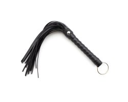 Маленькая черная плеть с кольцом на рукоятке