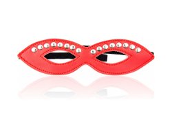 Красная маска с клёпками и прорезью для глаз